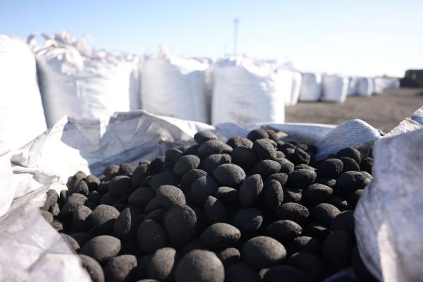 Сурвалжилга: Эрээн хотын гаалийн талбайд 8000 тонн, “Тавантолгой түлш” компанийн үйлдвэрт 35 мянган тонн хагас коксон түлш нөөцлөөд байна