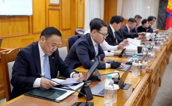 Засгийн газрын ээлжит бусаар хуралдаж байна