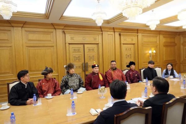 Ерөнхий сайд Г.Занданшатар “Physical Asia” шоу нэвтрүүлгийн оролцогчдыг ирэх жилийн улсын наадам үзэхийг урилаа