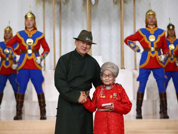 Доктор Түндэвийн Зэвгээд Ардын багш цол хүртээлээ