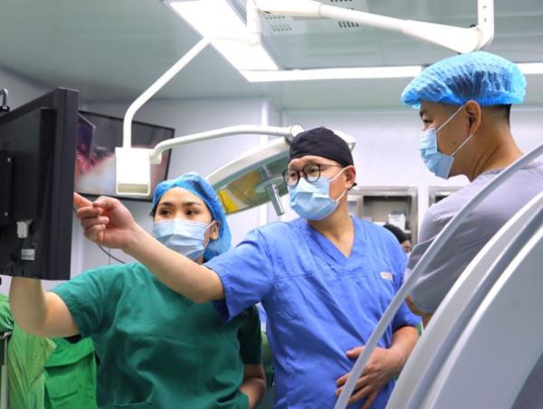 ГССҮТ, БНСУ-ын эмч нарын баг нурууны мэс засал эмчилгээг микроскоп ашиглан амжилттай хийлээ