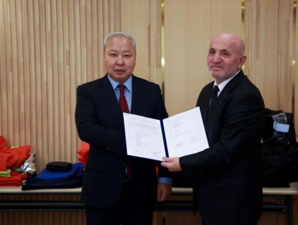 Төслийн хүрээнд 5 нэр төрлийн 150 иж бүрэн хувцас, хэрэглэлийг хүлээлгэн өглөө