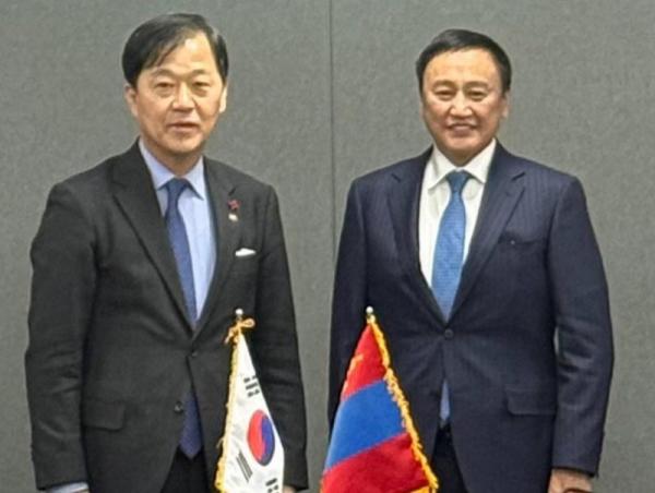 Эрүүл мэндийн сайд Ж.Чинбүрэн БНСУ-д ажиллаж байна