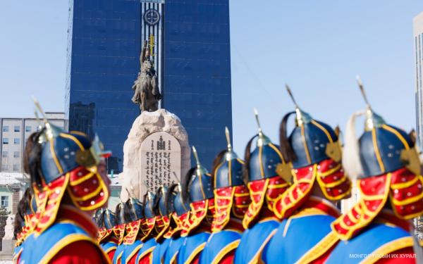 Жанжин Д.Сүхбаатарын хөшөөнд цэцэг өргөж, хүндэтгэл үзүүллээ