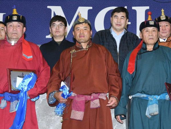 Ахмад бөхчүүдийн барилдаанд дархан аварга А.Сүхбат түрүүллээ