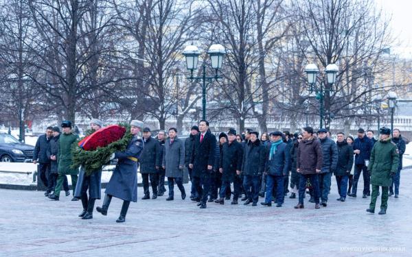 УИХ-ын дарга Н.Учрал &ldquo;Нэр үл мэдэгдэх цэргийн хөшөө&rdquo;-нд цэцэг өргөв