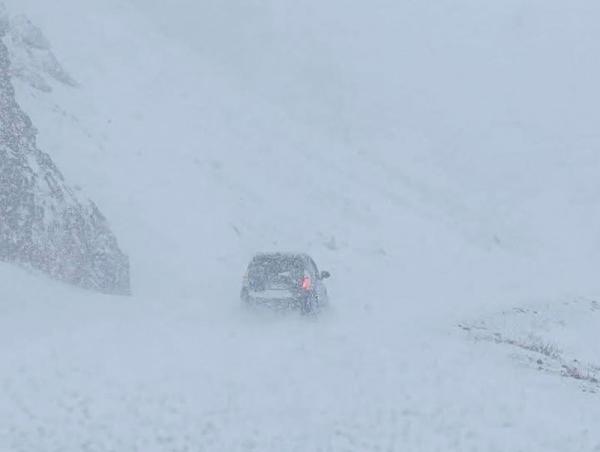 Сүхбаатар аймгийн нийт нутгаар цасан шуурга үргэлжилж, Мөнххаан суманд зам хаагдлаа