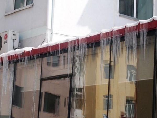 Дээрээс мөс унаж гэмтээх аюултай тул болгоомжилно уу