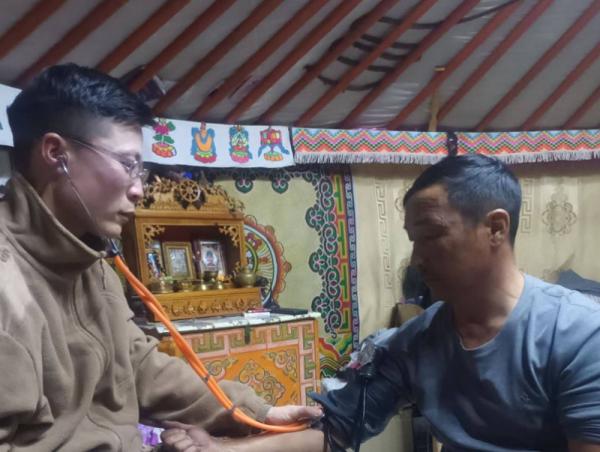 Цасанд боогдсон малчдад эрүүл мэндийн тусламж үзүүлж байна