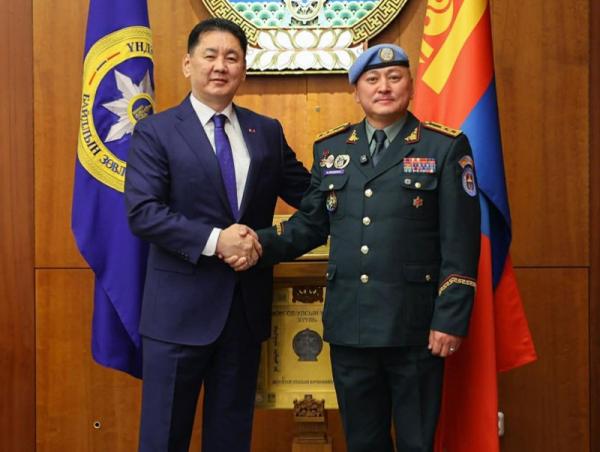 Ерөнхийлөгч У.Хүрэлсүх хошууч генерал Б.Эрдэнэбатыг хүлээн авч уулзлаа