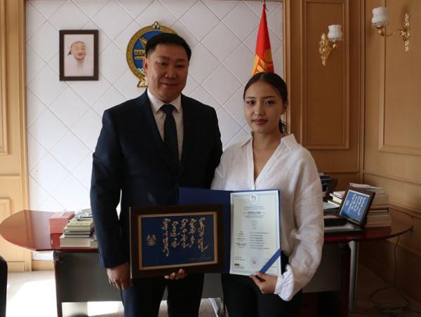 &ldquo;Ерөнхийлөгчийн илгээлт-2100&rdquo; тэтгэлэгт хөтөлбөрийн төгсөгч Э.Анужин төрөлх нутагтаа хүрэлцэн ирлээ