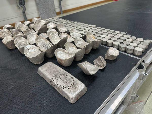 Зөвшөөрөлгүй тээвэрлэсэн 1,185 ширхэг мөнгөн зоос, 29 ширхэг мөнгөн ембүүг хураан авчээ